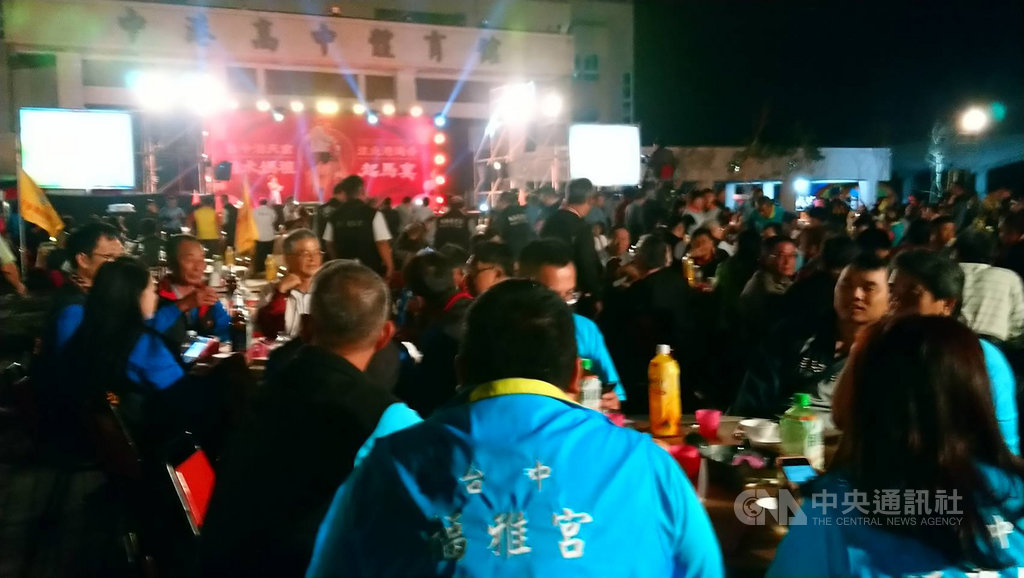 台中市梧棲浩天宮是中部海線三大媽祖廟之一,受疫情影響,往年農曆3月的進香活動,獲媽祖允筊在11月1日南下朝天宮進香。圖為24日晚間舉辦浩天宮媽祖前往北港進香「中堡53庄起馬宴」,席開400多桌。中央社記者趙麗妍攝 109年10月25日
