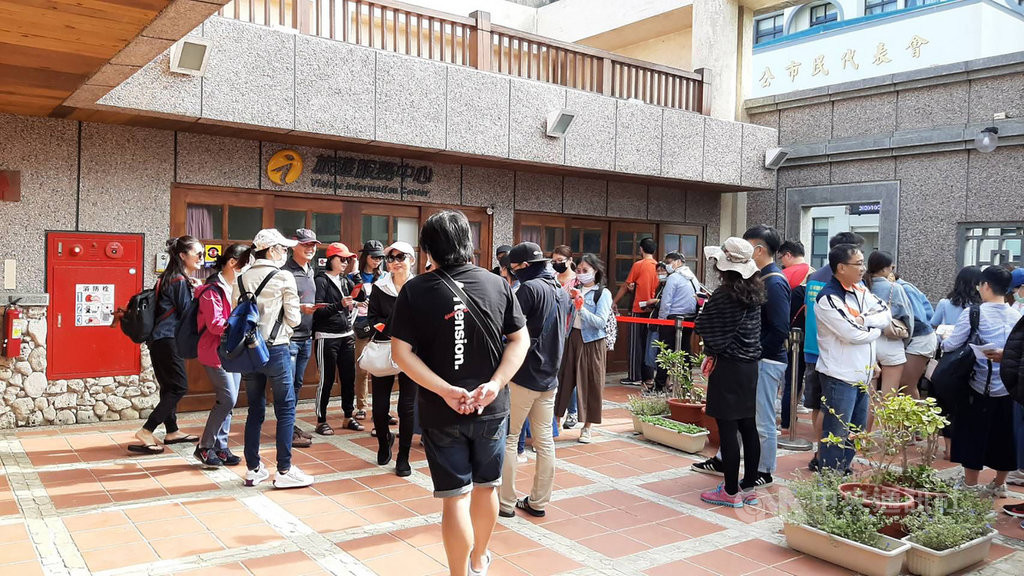 澎湖縣政府推動秋冬美食主題旅遊,發放2萬份美食券,15日起開始兌領,25日下午2時35分已全數兌領完畢。中央社 109年10月25日