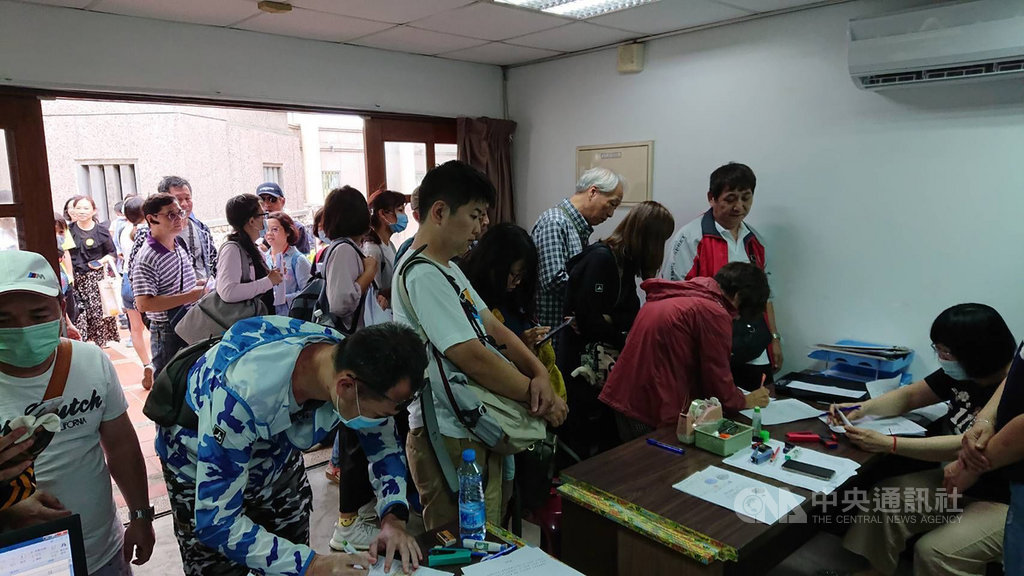 澎湖縣政府推動秋冬美食主題旅遊,發放2萬份美食券,25日下午2時35分已全數兌領一空,遊客須在11月30日前使用。中央社 109年10月25日