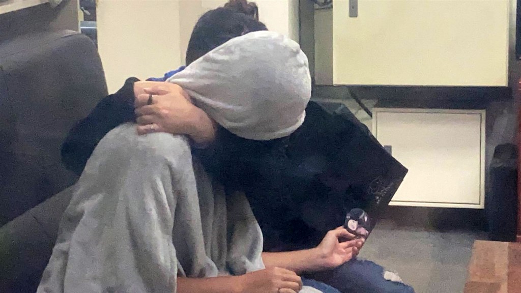 台中市一名高一少女日前遭男網友載走後失聯,家人焦急報案協尋,24日少女母親在派出所終於等到女兒歸來,少女也緊抱媽媽流下眼淚。(翻攝照片)中央社記者郝雪卿傳真 109年10月24日