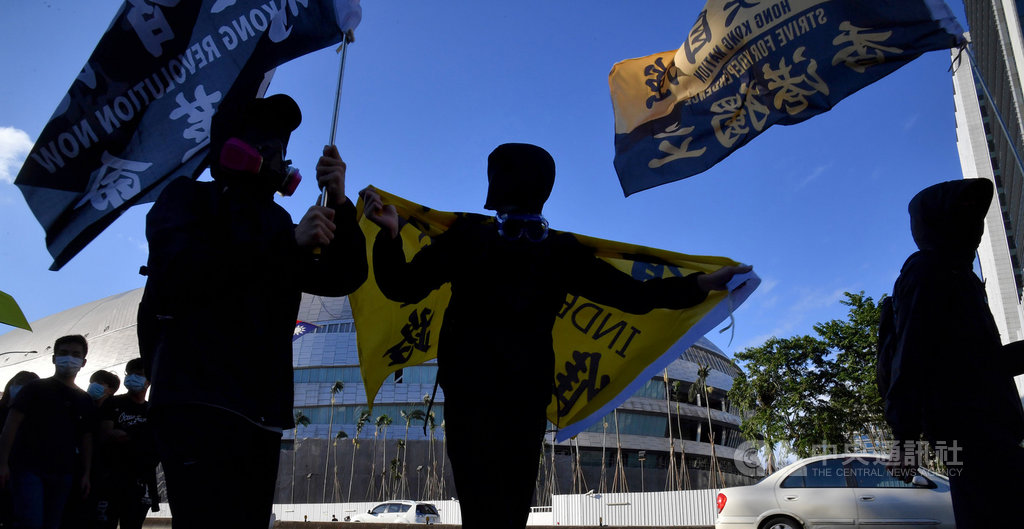 由多個公民團體發起的1025台灣撐港遊行25日下午在台北登場,有民眾身穿黑衣、戴起防毒面具到場遊行,聲援12名遭中國當局關押的港人。中央社記者王飛華攝 109年10月25日