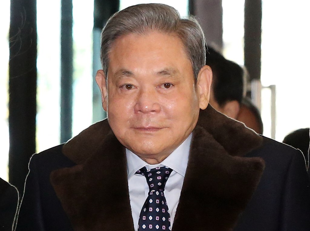 三星集團會長李健熙(前)25日辭世,集團第三代繼承人李在鎔的時代正式揭幕。(韓聯社)