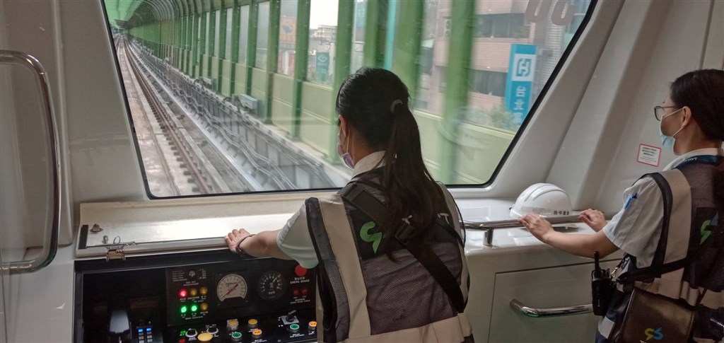 交通部表示,台中捷運綠線25日完成履勘,履勘小組共提出須改善事項計有33項,其中12項為營運前須改善事項。圖為模擬演練行控中心監控功能異常改採手動駕駛。(圖取自交通部網頁motc.gov.tw)