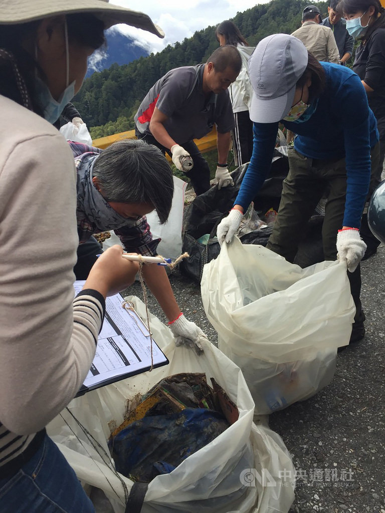 國旅市場蓬勃,中橫知名景點大禹嶺、武嶺等地人潮不斷,卻也帶來垃圾問題。花蓮林管處等單位24日號召志工到大禹嶺地區,以吊掛及徒手撿拾方式清理廢棄物,短短5小時清出235公斤垃圾。(戶外亦溯休閒運動社提供)中央社記者李先鳳傳真 109年10月25日