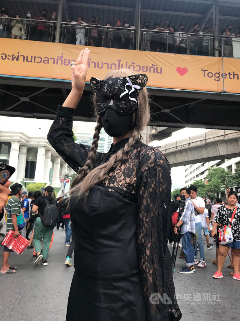 泰國反政府示威不斷,民眾25日集結在市中心的叻巴頌路口抗議,變裝皇后團體加入抗爭,表達支持態度,頓時成為全場焦點中央社記者呂欣憓曼谷攝 109年10月25日