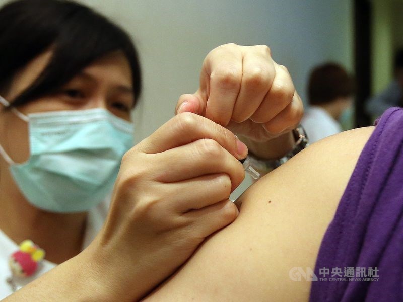 台中一名50多歲林姓男子10日在診所接種流感疫苗,10天後身體不適就醫,翌日再轉進加護病房,台中市衛生局目前不排除是因施打流感疫苗所致。(示意圖/中央社檔案照片)