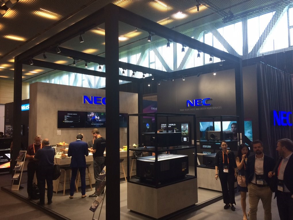 英媒指出,英國政府將與日本電氣公司(NEC)合作發展英國國內的5G行動通訊系統。圖為NEC2018年在巴塞隆納參展情形。(圖取自facebook.com/NECDisplaySolutionsEurope)