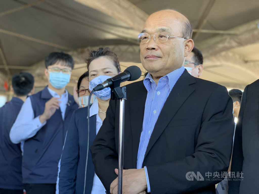 行政院長蘇貞昌(前)26日上午在桃園接受媒體聯訪,針對國家通訊傳播委員會(NCC)召開中天電視台換照案聽證會表示,NCC依法行使職權,外界不該干涉批評。中央社記者葉臻攝 109年10月26日