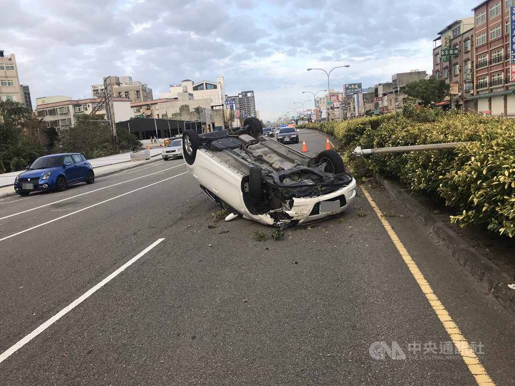 苗栗縣竹南鎮63歲徐姓男子26日駕駛自小客車行經頭份市中央路,疑精神不濟擦撞中央分隔島又撞斷路燈電桿,自小客車四輪朝天,翻覆在內側車道。(警方提供)中央社記者管瑞平傳真 109年10月26日