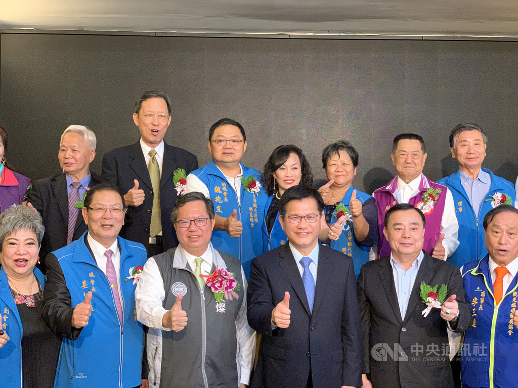 交通部長林佳龍(前右3)26日下午偕同桃園市長鄭文燦(前左3),一同出席「2020台灣觀光年會」。中央社記者葉臻攝 109年10月26日