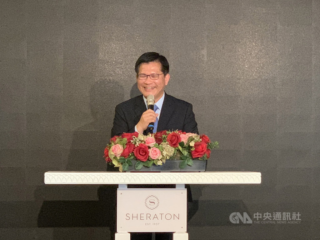 高公局將國道1號台南境內3交流道出口預告標誌改用路街名,引起在地人反彈。交通部長林佳龍26日出席「2020台灣觀光年會」時受訪回應,同仁出發點值得肯定,但應更細心貼心,從用路人角度更改避免混淆。中央社記者葉臻攝 109年10月26日