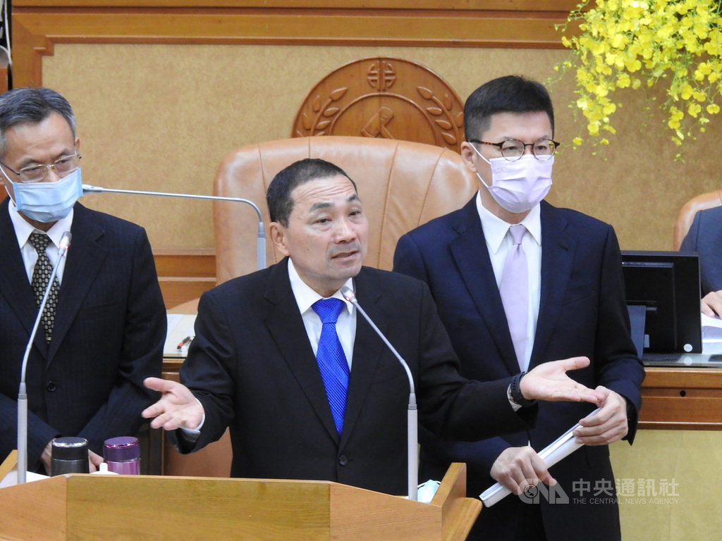 新北市議會26日進行市政總質詢,市長侯友宜(中)答詢時,針對水源保護地多處非法露營區經營定置蒙古包、帳篷及露營車等住宿問題表示,這已是違建,將提報公安小組稽查及強制拆除。中央社記者王鴻國攝 109年10月26日