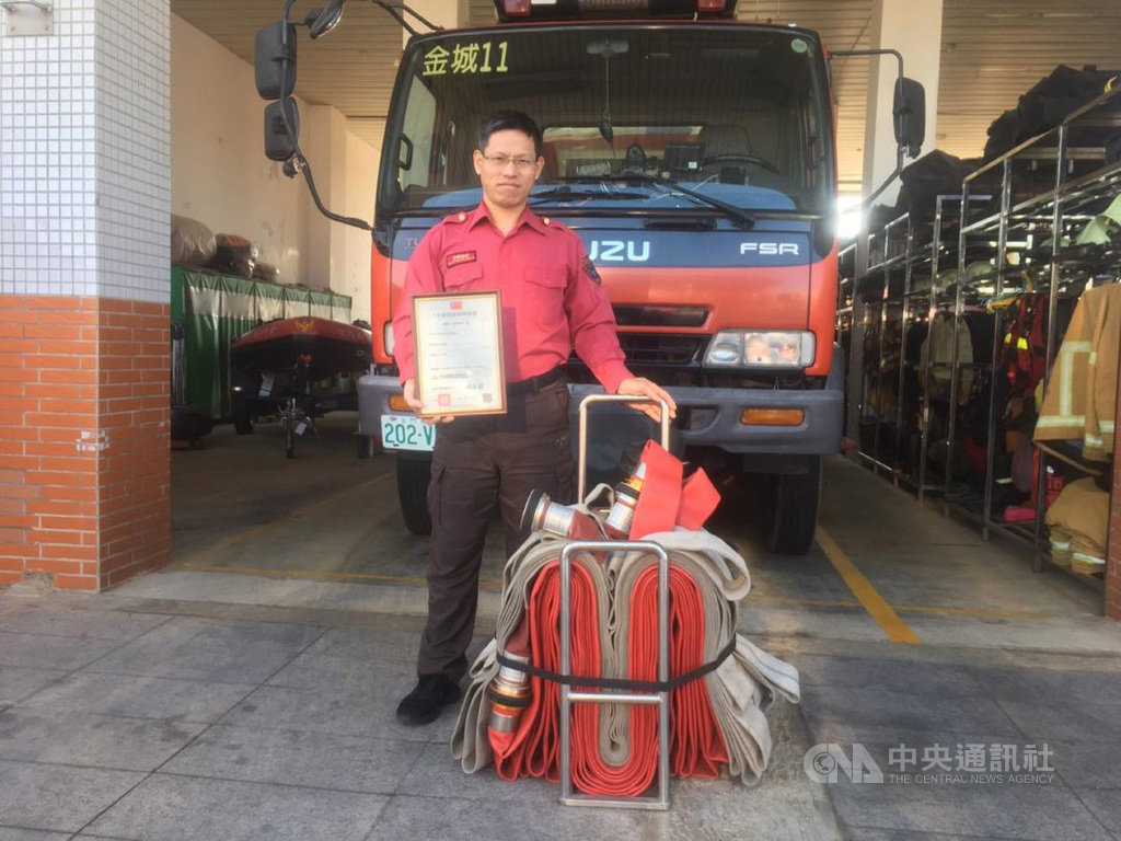 金門縣消防局26日表示,金城分隘小隊長李錫安(圖)帶領多名同事構思,研發長距離水帶佈線推車,較傳統佈線方式節省時間及人力,讓消防搶救工作更加快速順利。(金門縣消防局提供)中央社記者黃慧敏傳真 109年10月26日