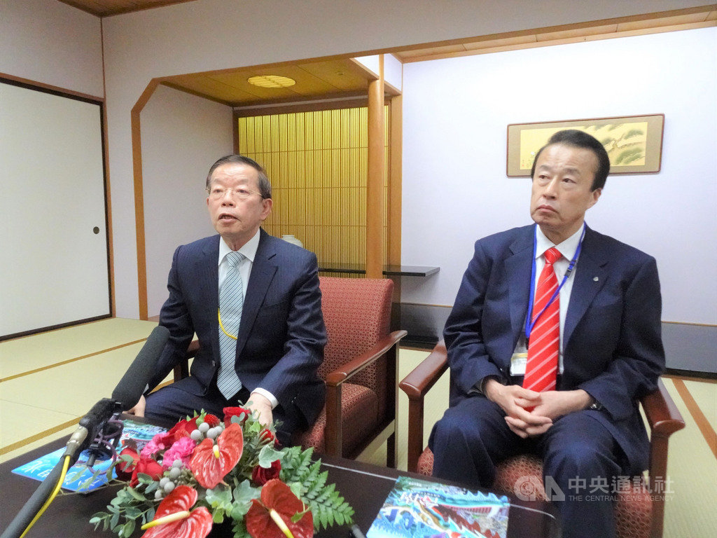 第7屆台日交流高峰會26日在石川縣加賀市舉行,加賀市長宮元陸(右)表示,台日是命運共同體,盼集結地方議會力量促使政府制訂台日交流基本法。中央社記者楊明珠加賀攝 109年10月26日