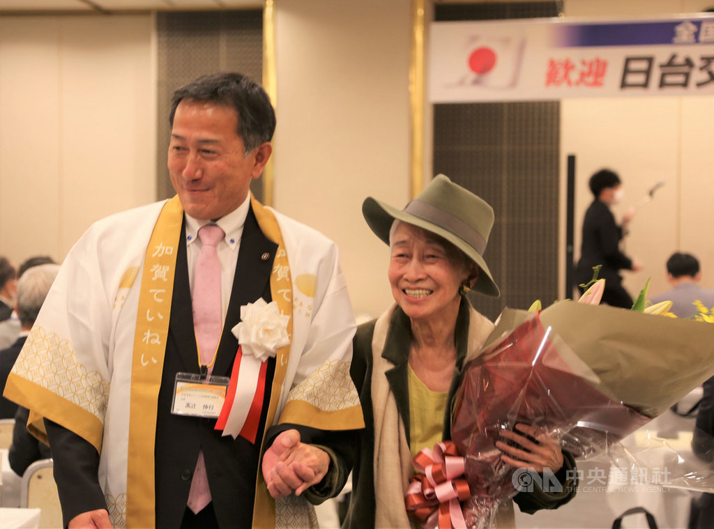 台日交流高峰會26日在石川縣加賀市舉行,前國策顧問金美齡受邀演講。她透露與日本前首相安倍晉三交情好,首相菅義偉妻子菅真理子是她粉絲。中央社記者楊明珠加賀攝 109年10月26日