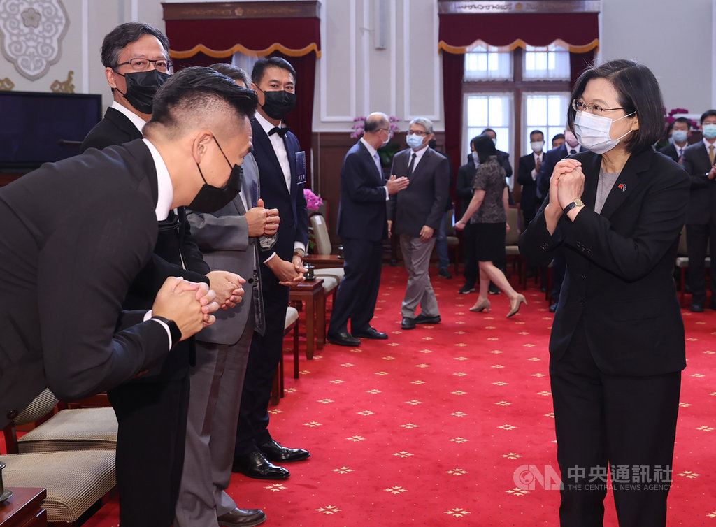 總統蔡英文(前右)26日在總統府接見2020年建築園冶獎得獎單位,肯定優秀又有創意的建築景觀作品。中央社記者鄭傑文攝 109年10月26日