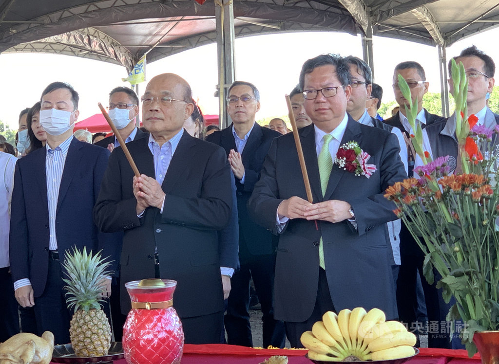 行政院長蘇貞昌(前左)26日上午偕同桃園市長鄭文燦(前右)出席桃園會展中心統包工程開工典禮,上香祈福。中央社記者葉臻攝 109年10月26日