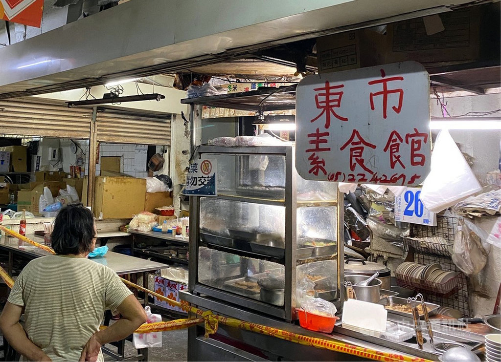 嘉義市東市場大樓頂樓26日進行耐震補強工程,上午整理3樓頂樓地面時,頂樓磚牆的磚塊突然掉落,正好砸中1樓素食館的攤位,造成攤位屋頂倒塌,2人受傷送醫。(民眾提供)中央社記者黃國芳傳真 109年10月26日