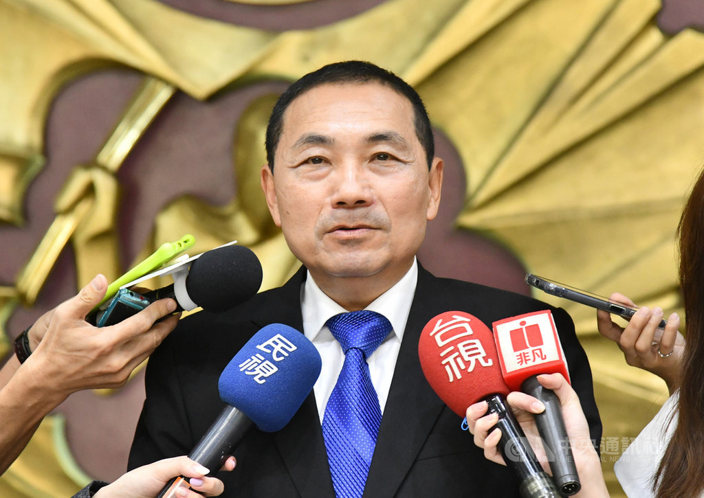 新北市長侯友宜26日到新北市議會進行市政總質詢前接受媒體聯訪,就美麗島電子報2024總統大選可能人選民調信任度最高一事表示,無論外面風風雨雨如何,他只專心現在最重要的市政工作,把現在的工作做好,才是他所有最在意的一件事。中央社記者王鴻國攝 109年10月26日