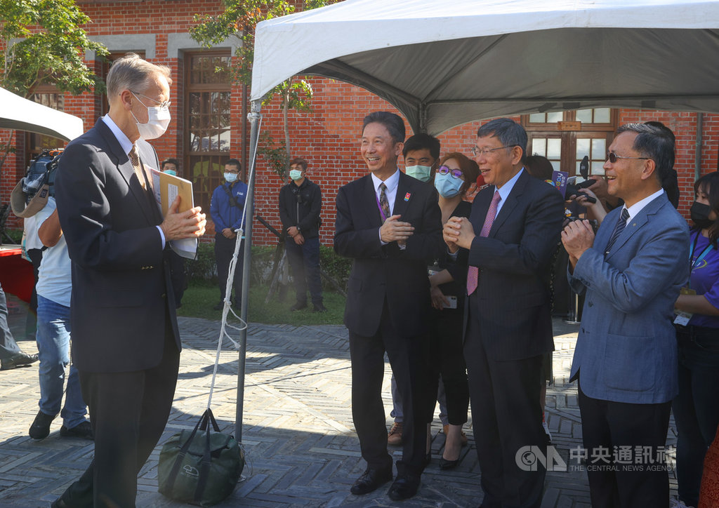 台北市長柯文哲(前右2)26日出席「設市百年系列活動-外國駐華使節導覽紀念展暨交流活動」,和美國在台協會(AIT)處長酈英傑(左)拱手致意。中央社記者謝佳璋攝 109年10月26日