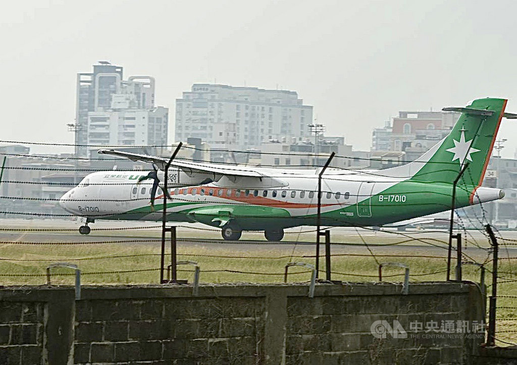 立榮航空高雄飛東沙的軍包機15日因故返航,之後受天候影響延後至26日上午補飛。包機在8時35分起飛,9時44分抵達東沙,預計中午11時35分返抵小港機場。中央社記者董俊志攝 109年10月26日