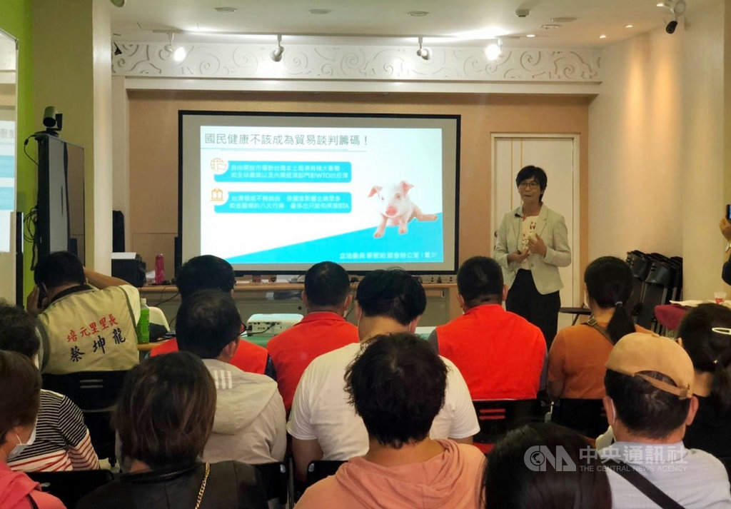 台灣民眾黨嘉義服務處26日召開政府開放萊劑美豬食安座談會,嘉義市東市場自治會、嘉義地區豬肉商等代表到場表達意見,立委蔡壁如(後)也南下出席。(台灣民眾黨嘉義服務處提供)中央社記者黃國芳傳真 109年10月26日