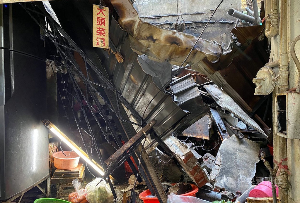 嘉義市東市場大樓頂樓26日進行耐震補強工程,頂樓磚牆磚塊突然掉落,砸中市場攤位,造成攤位屋頂倒塌,造成攤商2人受傷送醫。(民眾提供)中央社記者黃國芳傳真 109年10月26日