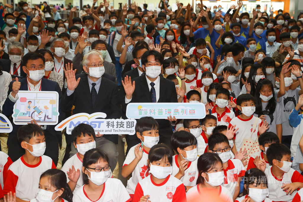 副總統賴清德(3排左3)26日出席2020台灣科普環島列車啟動儀式,希望小朋友在生活中體驗科學的樂趣,學習相關知識。中央社記者謝佳璋攝 109年10月26日