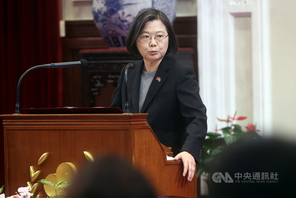總統蔡英文26日在總統府接見2020年建築園冶獎得獎單位,蔡總統表示,會持續在公共建築中努力實踐節能、永續、智慧化的理念,與民間各界一起營造更好的城鄉居住環境。中央社記者鄭傑文攝 109年10月26日