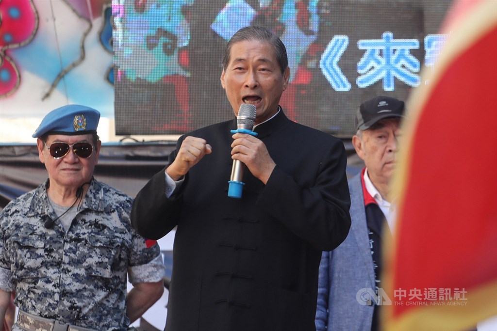 國家通訊傳播委員會(NCC)26日在台北舉行中天電視換照聽證會,支持中天群眾集結在會場外,統促黨總裁張安樂(中)也到場,並上台呼口號。中央社記者裴禛攝 109年10月26日