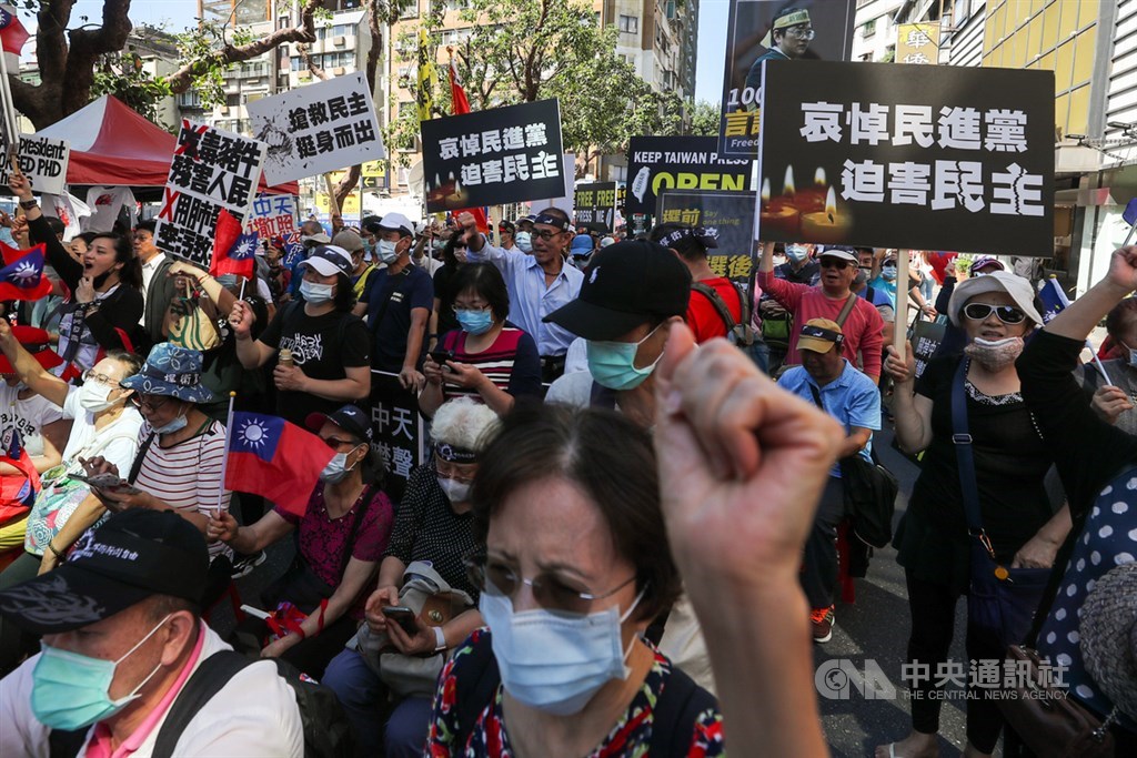 國家通訊傳播委員會(NCC)26日在台北舉行中天電視換照聽證會,支持中天群眾集結在會場外,高喊「反關台挺中天」口號。中央社記者裴禛攝 109年10月26日
