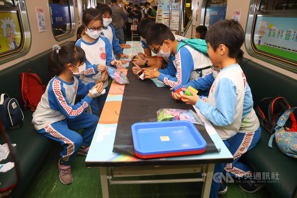 2020台灣科普環島列車26日正式啟動,小朋友可以在行進中的火車上玩科學,體會科學的原理與應用。中央社記者謝佳璋攝 109年10月26日