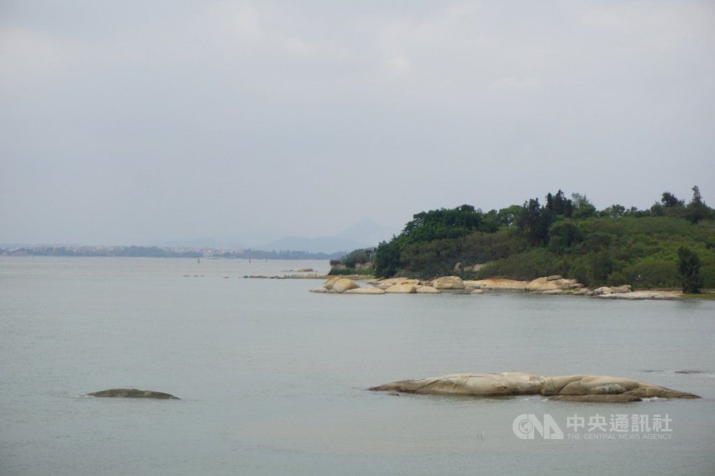 金門縣政府26日表示,在縣長楊鎮浯爭取馬山建港下,交通部航港局同意補助新台幣8100萬前置作業費用,並提前在2021年起發包辦理。圖為馬山港預定地週邊。中央社記者黃慧敏攝 109年10月26日