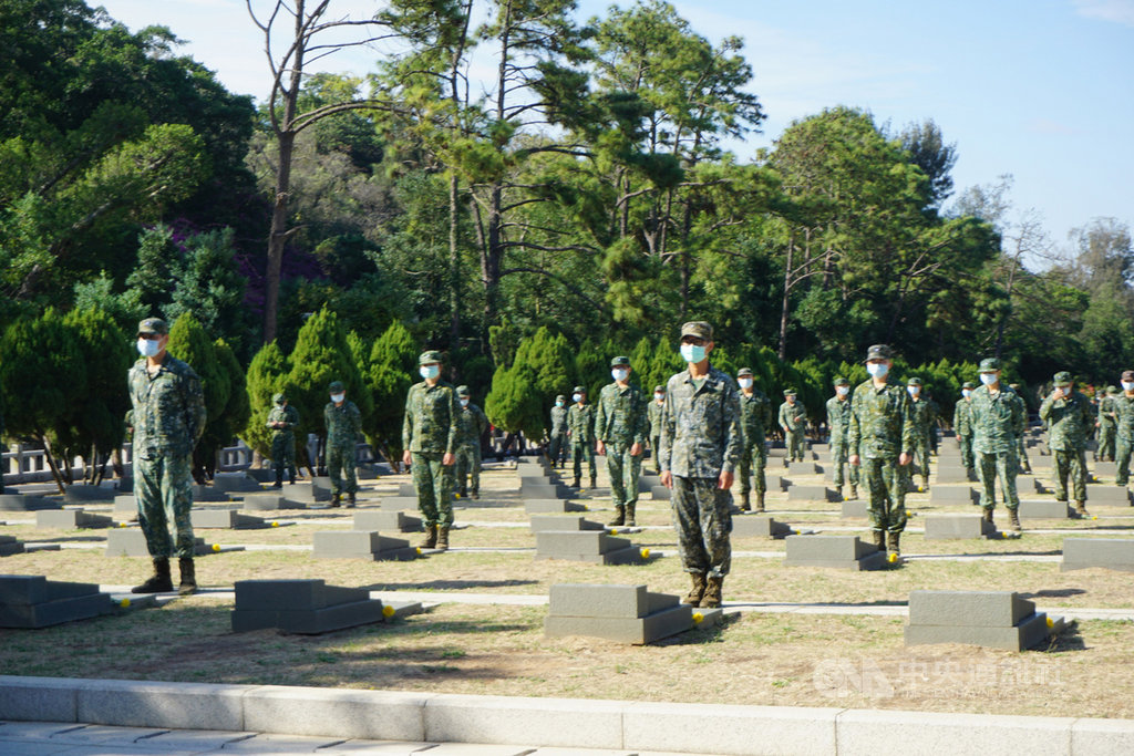 古寧頭戰役71年,陸軍金門防衛指揮部26日率官兵在公墓追思,向這場光榮戰役中犧牲的先烈英靈,致上崇高敬意。中央社記者黃慧敏攝 109年10月26日