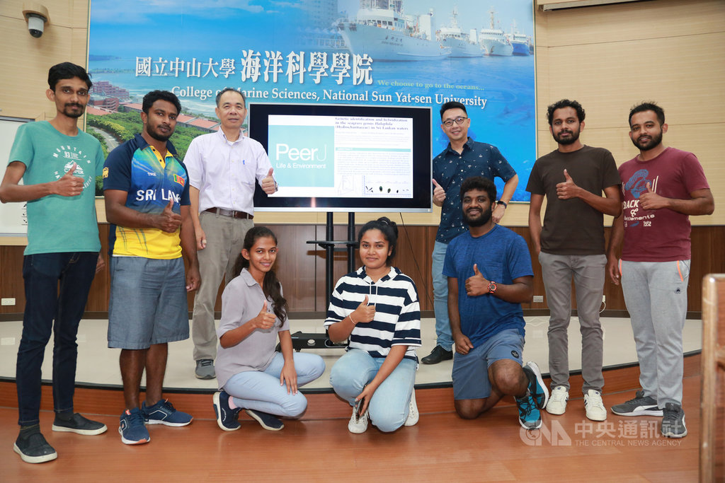中山大學海洋生物科技暨資源學系助理教授劉商隱(後右3)與斯里蘭卡魯胡納大學海洋學系合組研究團隊,透過分子鑑種,率先發現全世界第一例「鹽草屬(genus Halophila)」海草種間雜交,獲國際期刊PeerJ刊登。(中山大學提供)中央社記者王淑芬傳真 109年10月26日