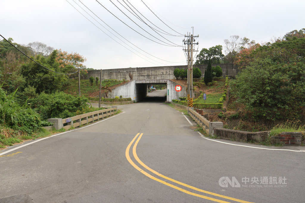 苗栗縣政府爭取國1增設造橋交流道可行性研究,26日獲交通部高速公路局審議大會有條件通過,可望利用造橋收費站舊址腹地新增南出、北入匝道銜接苗14線;另為因應未來通車後龐大車流,苗14線將拓寬為雙向4車道。中央社記者管瑞平攝 109年10月26日