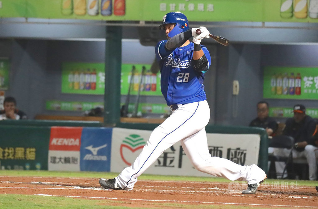 中華職棒於2017年起增設「東山再起獎」,以表揚傷癒成功復出,或是歷經低潮後重新繳出優異表現的球員;中職26日公布「東山再起獎」得主,由富邦悍將隊野手高國輝獲獎。(富邦悍將隊提供)中央社記者謝靜雯傳真 109年10月26日