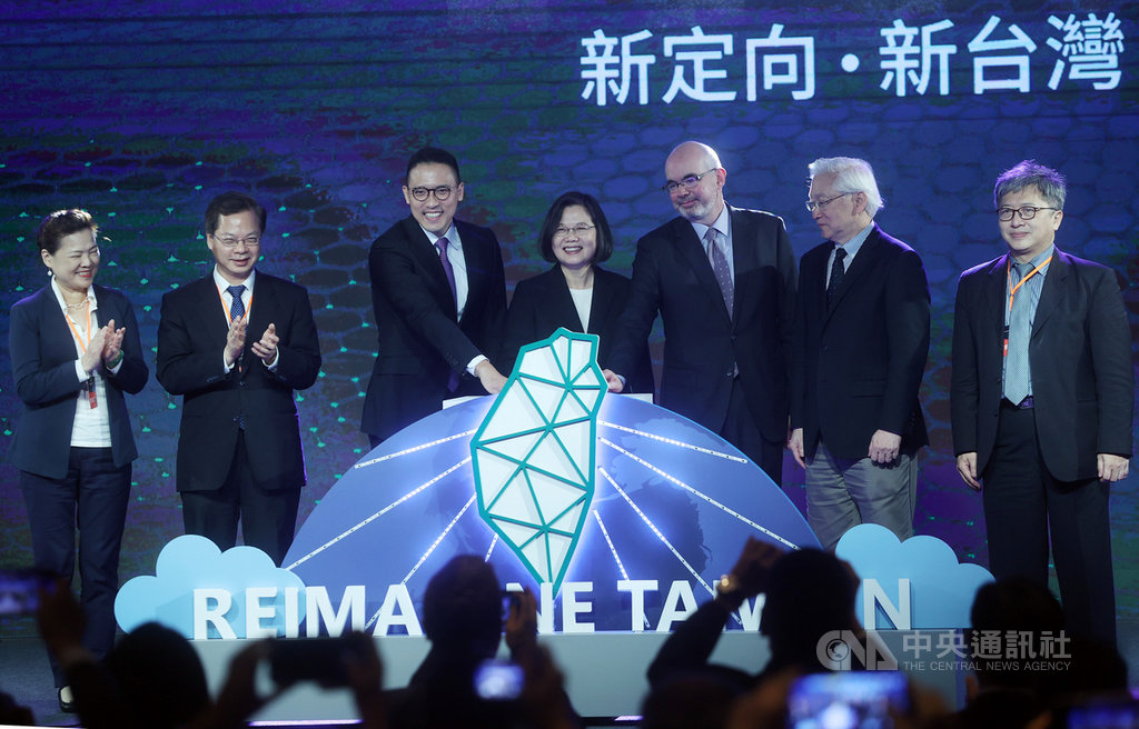 微軟投資台灣新計畫發表會26日在台北101大樓舉行,總統蔡英文(中)、台灣微軟總經理孫基康(左3)出席一起主持啟動儀式。中央社記者鄭傑文攝 109年10月26日
