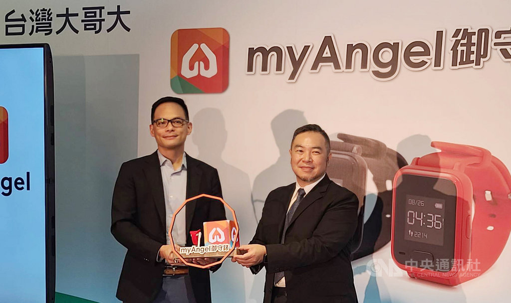 台灣大哥大運用物聯網技術,耗時3年研發myAngel科技照護體系。圖左為台灣大總經理林之晨。中央社記者江明晏攝 109年10月26日