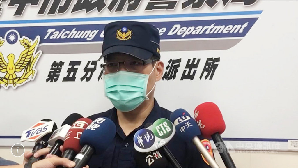 台中市有網友以臉書直播揭發友人的2歲女童與滿月女嬰,疑遭餵餿水、安眠藥及菸草、咬傷等凌虐。警方26日說明案情,表示已將涉虐童的兩名男子帶回偵辦。(翻攝照片)中央社記者郝雪卿傳真 109年10月26日
