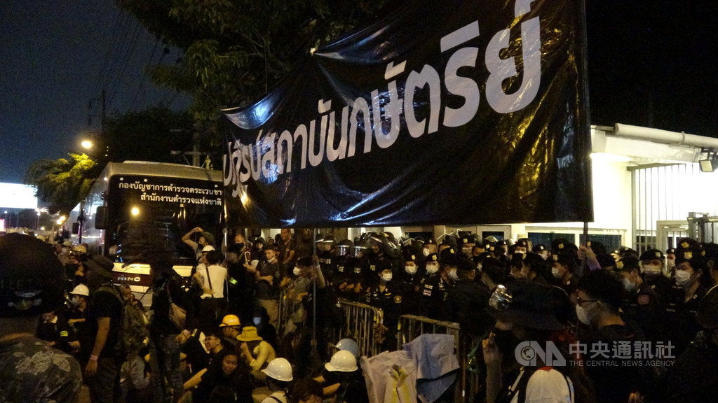 泰國反政府示威團體26日傍晚號召上千支持者遊行到德國駐泰大使館前,在大使館前架起「改革王室」的標語。中央社記者呂欣憓曼谷攝 109年10月26日