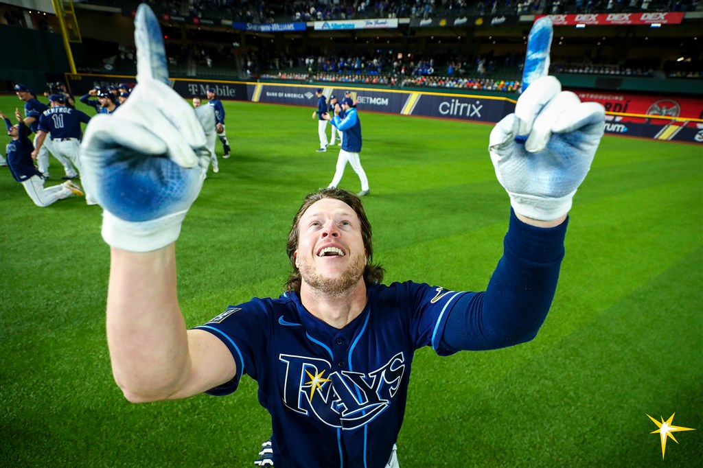 MLB光芒隊25日在世界大賽第4戰戲劇性收下勝利,致勝英雄菲力普斯(前)當下興奮到狂奔,回到休息室才發現有脫水症狀。(圖取自twitter.com/RaysBaseball)