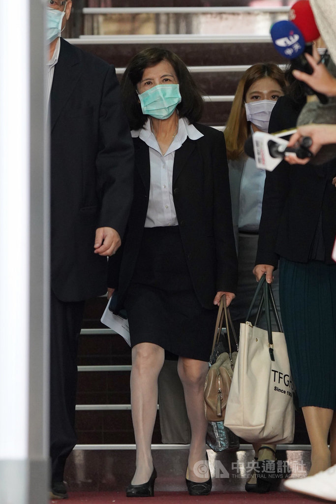 大同集團旗下中華映管投資中國華映科技19項承諾事項未揭露,大同公司董事長林郭文艷等遭北檢起訴。台北地方法院26日首度開庭,林郭文艷(中)出庭後在律師陪同下離開,面對媒體追問不發一語。中央社記者徐肇昌攝 109年10月26日