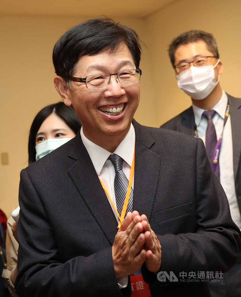 微軟26日宣布加碼投資台灣新計畫,電子製造服務大廠鴻海董事長劉揚偉(前)意外現身;近期鴻海美國威州投資案傳聞不斷,引發市場關注,劉揚偉僅回應,生意端看市場需求,鴻海會隨時依據市場動態調整。中央社記者鄭傑文攝 109年10月26日