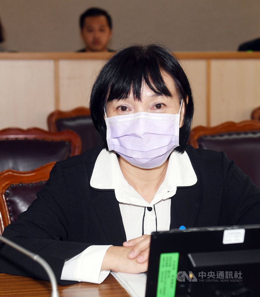 促進轉型正義委員會主任委員楊翠(圖)26日在司法及法制委員會備詢時指出,威權統治時期曾擔任法院院長、公懲會委員長的119名法官中,可以確認擁有國民黨籍者共有83名,約占7成。中央社記者施宗暉攝 109年10月26日