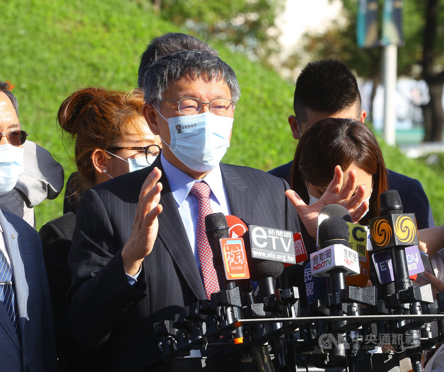 台北市長柯文哲(前中)26日出席「設市百年系列活動—外國駐華使節導覽紀念展暨交流活動」,再度被問及大巨蛋議題,他說,大巨蛋對他來說是善後,不會有人把它當政績,既然事情發生,就要處理,「我是來善後,這不是我造成的」。中央社記者謝佳璋攝 109年10月26日