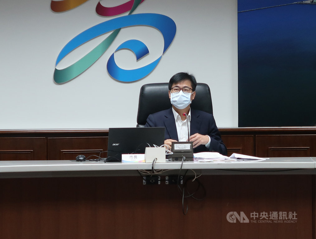 高雄市六龜區10月接連發生兩起員警酒駕事件,市長陳其邁(圖)27日在市政會議中,指示不管是在行政責任查處以及相關懲處追溯要「從嚴從速」,同時也要求加強警察對於酒駕的紀律及勤教實施,務必禁酒令能夠下達到所有警察同仁。中央社記者王淑芬攝 109年10月27日