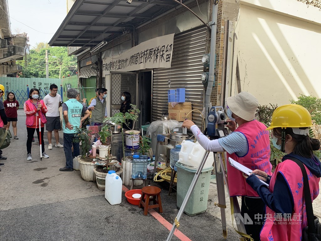 台南市地政事務所人員27日對台南鐵路地下化北區黃家2戶半拆戶進行鑑界,確認路權、樓梯位置等範圍。中央社記者張榮祥台南攝 109年10月27日