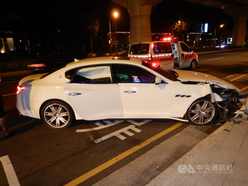 台中市一輛市價數百萬元的瑪莎拉蒂轎車27日撞擊西屯區文心路三段一處公車亭,造成右前車頭撞毀、安全氣囊爆開。(民眾提供)中央社記者郝雪卿傳真 109年10月27日