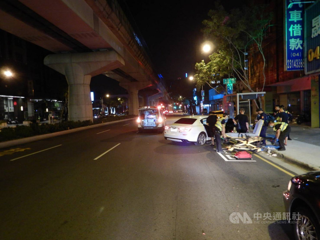 台中市西屯區文心路三段一處公車亭27日凌晨遭市價數百萬元的瑪莎拉蒂轎車撞擊,警方到場時未發現駕駛在場,同車2名乘客則因車禍手、腳有輕微擦挫傷,隨即將2名乘客送醫。(民眾提供)中央社記者郝雪卿傳真 109年10月27日